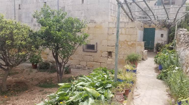 Birzebbugia - Authentic Farmhouse with Remissa, 160sqm back garden plus agricultural field 