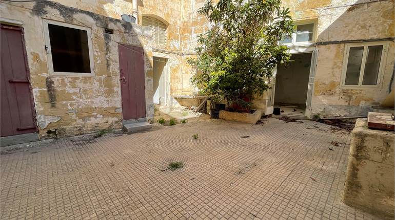 Qormi 500 sqm Townhouse / Yards / Roof / UCA