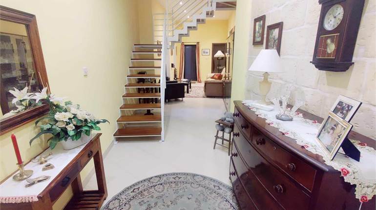 Naxxar - Converted 3 Bdr Townhouse + Opt Garage