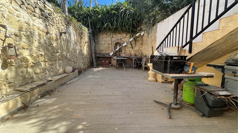 Naxxar - Townhouse + Large outdoor