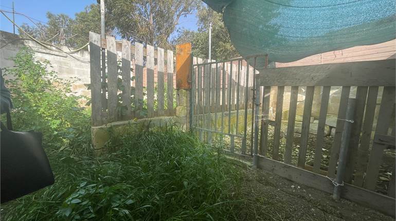 Qormi - 2 Garages with Garden + Electricity 