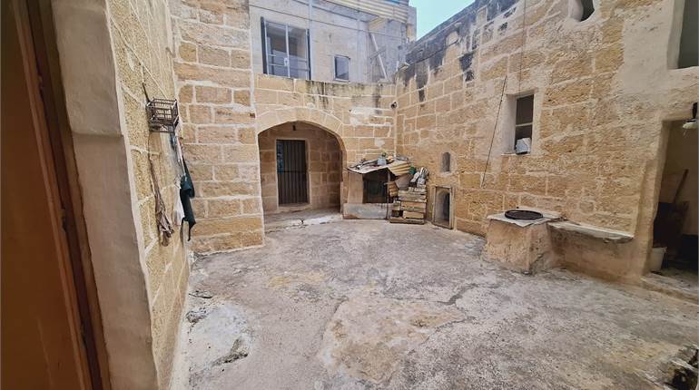 Mosta - House of Character + Courtyard + 2 Garages