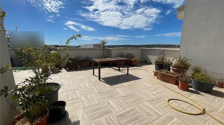 Rabat - 1st Floor 3 Bedroom Maisonette + Roof