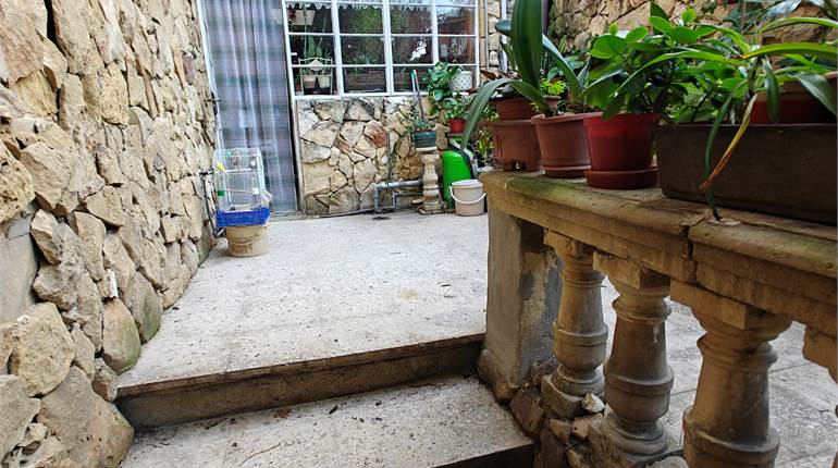 Paola - Habitable 4 Bedroom Townhouse + Garden 