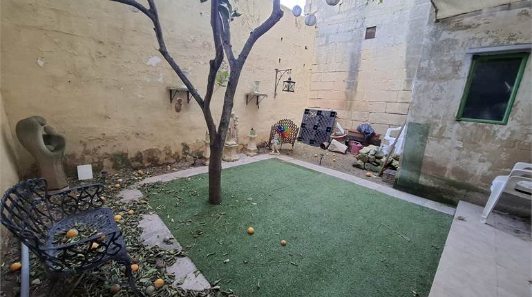 Luqa - 3 Bedroom Townhouse + Backyard + Garden