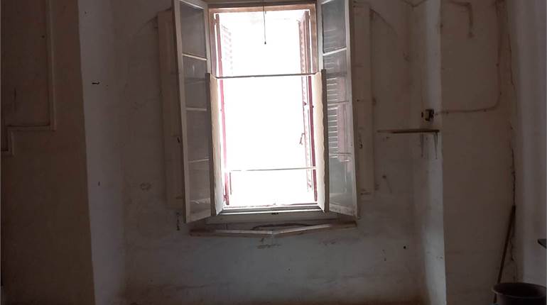 Birgu - Unconverted Townhouse with roof