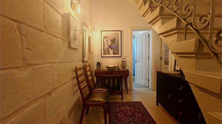 Bormla - 2 Double Bedroom Converted Town House in UCA  