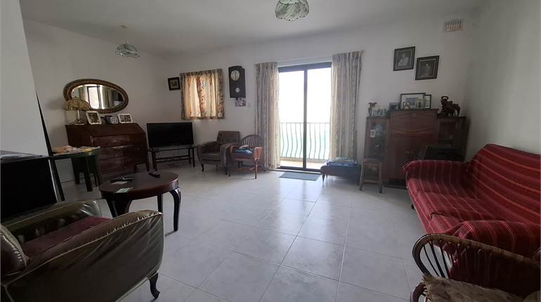 Qawra - Well Kept 3 Bedroom Apartment 