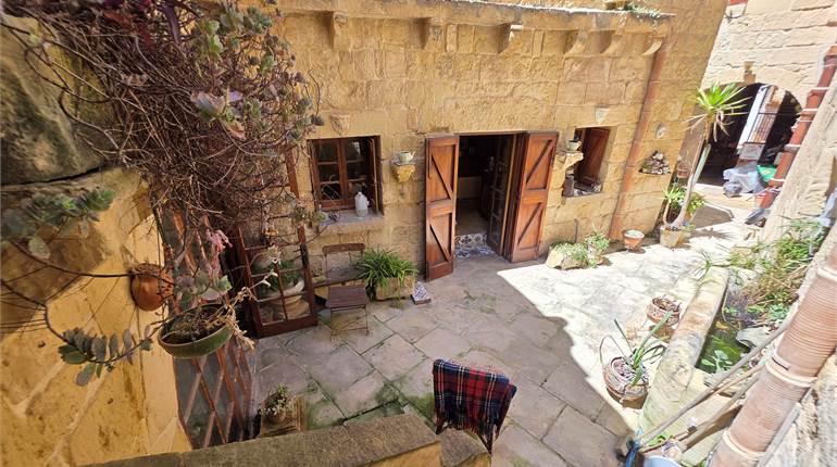Siggiewi - 4 Bedroom + Study House of Character + Garage + Roof Terraces + Airspace