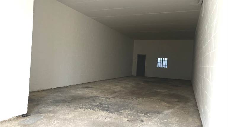 Qormi - Street Level Garage 135sqm with yard and front drive in 