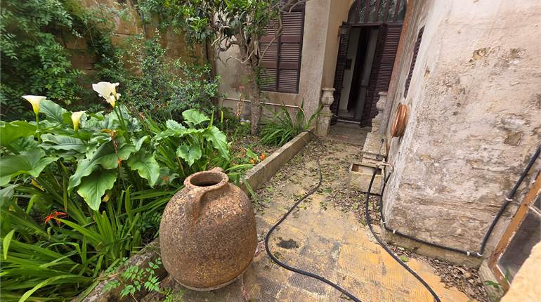 Rabat - Unique 170sqm Traditional 3 Bedroom Townhouse + Garage + Garden 