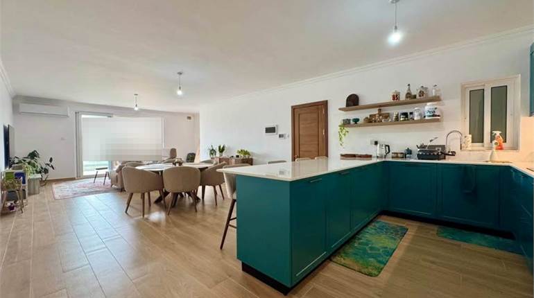Iklin - 3 Bedroom XXL 2nd Floor Highly Furnished Apartment 