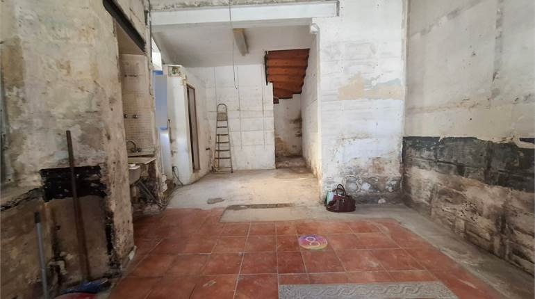 Hamrun - Corner Shop + 1st Floor Maisonette
