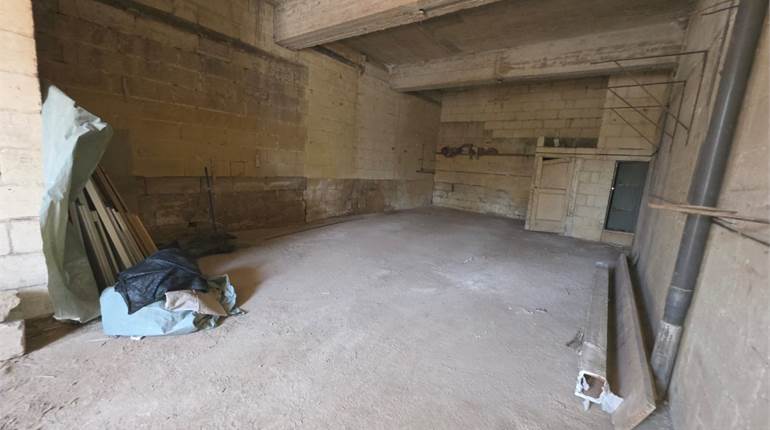 Qormi, Street level 5 car garage with height of 13 courses